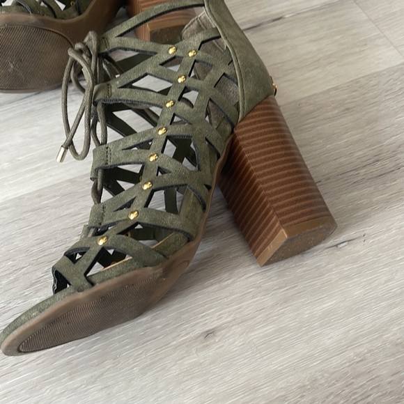 Heels - Picture 6 of 6